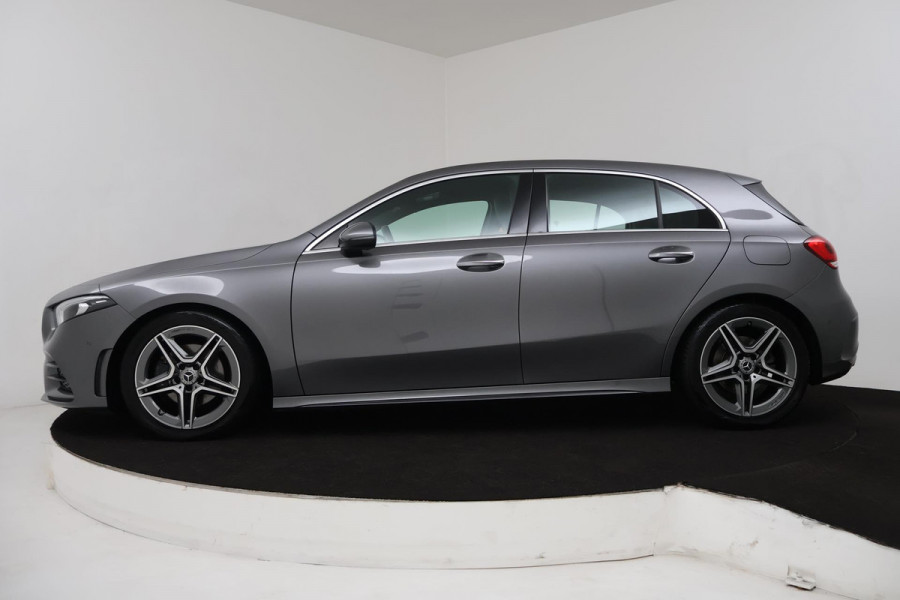 Mercedes-Benz A-Klasse 200 Launch Edition Premium (PARKEERSENSOREN, STOELVERWARMING, SFEERVERLICHTING, NAVIGATIE, CAMERA, NL-AUTO)