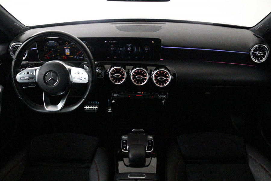 Mercedes-Benz A-Klasse 200 Launch Edition Premium (PARKEERSENSOREN, STOELVERWARMING, SFEERVERLICHTING, NAVIGATIE, CAMERA, NL-AUTO)