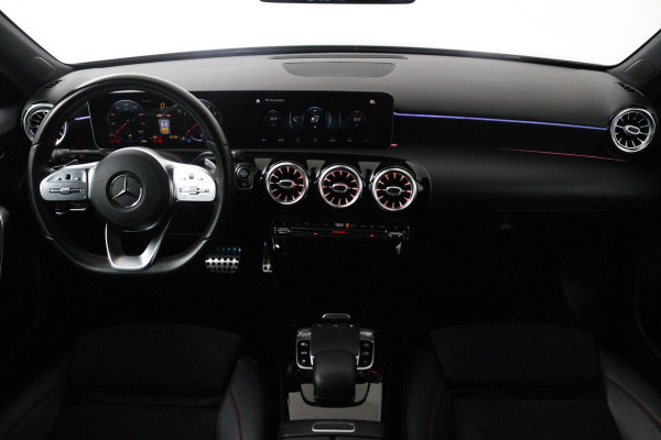 Mercedes-Benz A-Klasse 200 Launch Edition Premium (PARKEERSENSOREN, STOELVERWARMING, SFEERVERLICHTING, NAVIGATIE, CAMERA, NL-AUTO)