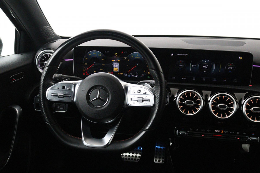 Mercedes-Benz A-Klasse 200 Launch Edition Premium (PARKEERSENSOREN, STOELVERWARMING, SFEERVERLICHTING, NAVIGATIE, CAMERA, NL-AUTO)