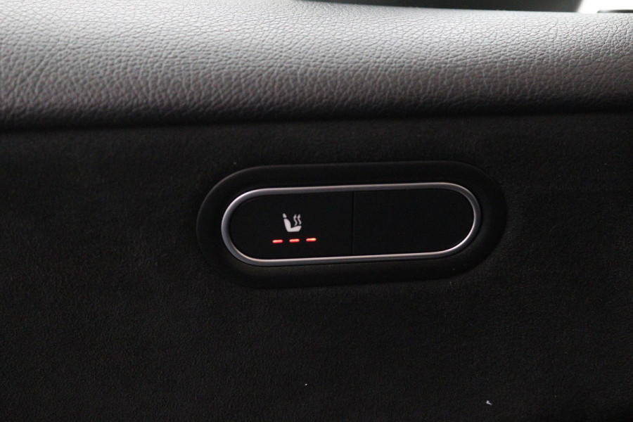 Mercedes-Benz A-Klasse 200 Launch Edition Premium (PARKEERSENSOREN, STOELVERWARMING, SFEERVERLICHTING, NAVIGATIE, CAMERA, NL-AUTO)