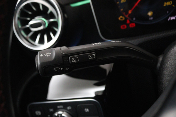 Mercedes-Benz A-Klasse 200 Launch Edition Premium (PARKEERSENSOREN, STOELVERWARMING, SFEERVERLICHTING, NAVIGATIE, CAMERA, NL-AUTO)