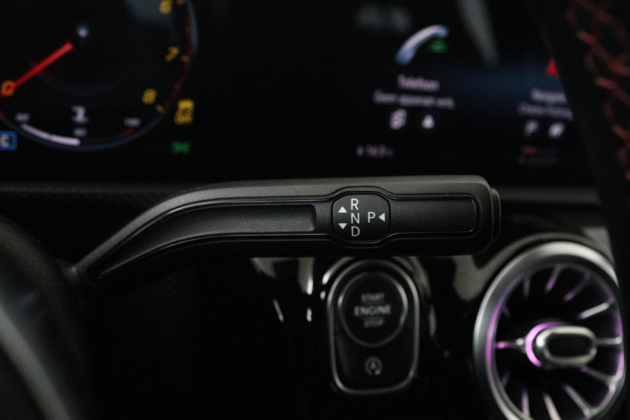 Mercedes-Benz A-Klasse 200 Launch Edition Premium (PARKEERSENSOREN, STOELVERWARMING, SFEERVERLICHTING, NAVIGATIE, CAMERA, NL-AUTO)