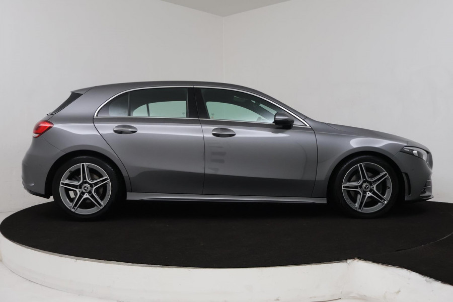 Mercedes-Benz A-Klasse 200 Launch Edition Premium (PARKEERSENSOREN, STOELVERWARMING, SFEERVERLICHTING, NAVIGATIE, CAMERA, NL-AUTO)