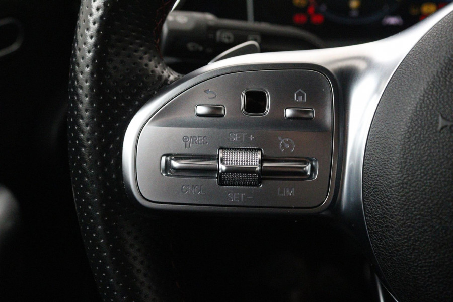 Mercedes-Benz A-Klasse 200 Launch Edition Premium (PARKEERSENSOREN, STOELVERWARMING, SFEERVERLICHTING, NAVIGATIE, CAMERA, NL-AUTO)