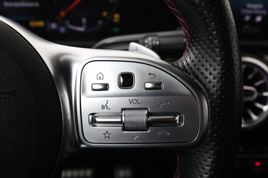 Mercedes-Benz A-Klasse 200 Launch Edition Premium (PARKEERSENSOREN, STOELVERWARMING, SFEERVERLICHTING, NAVIGATIE, CAMERA, NL-AUTO)