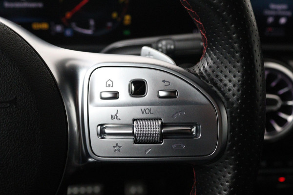 Mercedes-Benz A-Klasse 200 Launch Edition Premium (PARKEERSENSOREN, STOELVERWARMING, SFEERVERLICHTING, NAVIGATIE, CAMERA, NL-AUTO)