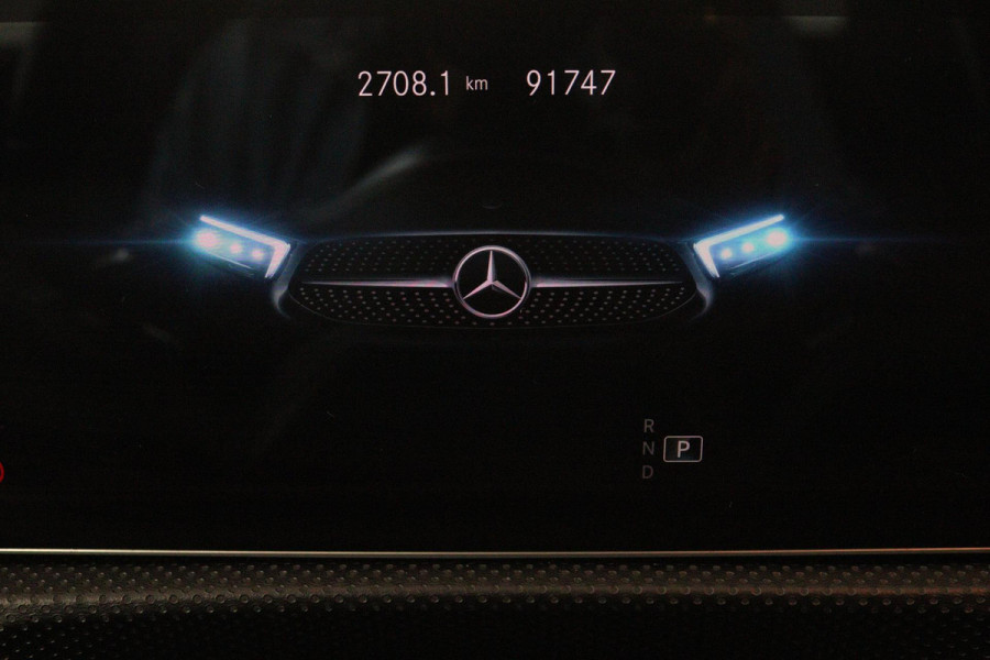 Mercedes-Benz A-Klasse 200 Launch Edition Premium (PARKEERSENSOREN, STOELVERWARMING, SFEERVERLICHTING, NAVIGATIE, CAMERA, NL-AUTO)