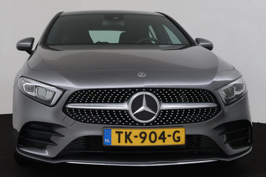 Mercedes-Benz A-Klasse 200 Launch Edition Premium (PARKEERSENSOREN, STOELVERWARMING, SFEERVERLICHTING, NAVIGATIE, CAMERA, NL-AUTO)