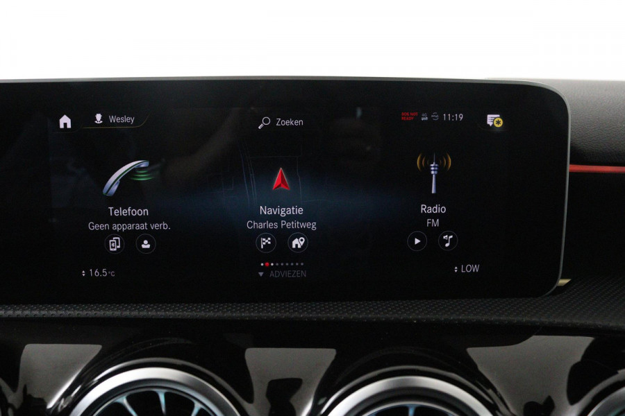 Mercedes-Benz A-Klasse 200 Launch Edition Premium (PARKEERSENSOREN, STOELVERWARMING, SFEERVERLICHTING, NAVIGATIE, CAMERA, NL-AUTO)