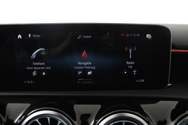 Mercedes-Benz A-Klasse 200 Launch Edition Premium (PARKEERSENSOREN, STOELVERWARMING, SFEERVERLICHTING, NAVIGATIE, CAMERA, NL-AUTO)