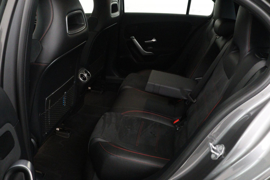 Mercedes-Benz A-Klasse 200 Launch Edition Premium (PARKEERSENSOREN, STOELVERWARMING, SFEERVERLICHTING, NAVIGATIE, CAMERA, NL-AUTO)