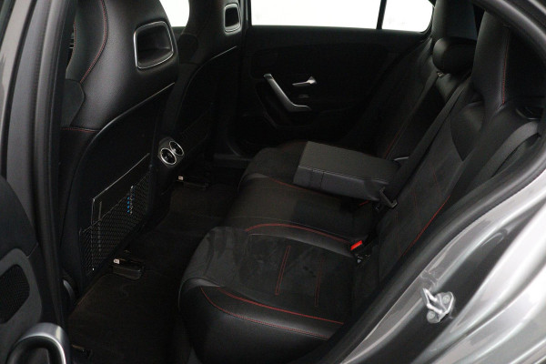 Mercedes-Benz A-Klasse 200 Launch Edition Premium (PARKEERSENSOREN, STOELVERWARMING, SFEERVERLICHTING, NAVIGATIE, CAMERA, NL-AUTO)