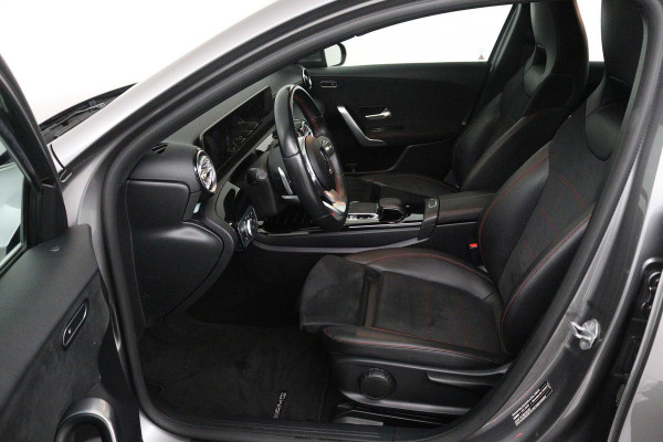 Mercedes-Benz A-Klasse 200 Launch Edition Premium (PARKEERSENSOREN, STOELVERWARMING, SFEERVERLICHTING, NAVIGATIE, CAMERA, NL-AUTO)