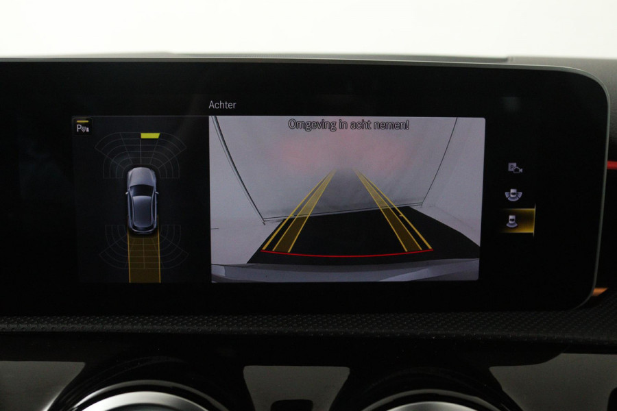 Mercedes-Benz A-Klasse 200 Launch Edition Premium (PARKEERSENSOREN, STOELVERWARMING, SFEERVERLICHTING, NAVIGATIE, CAMERA, NL-AUTO)