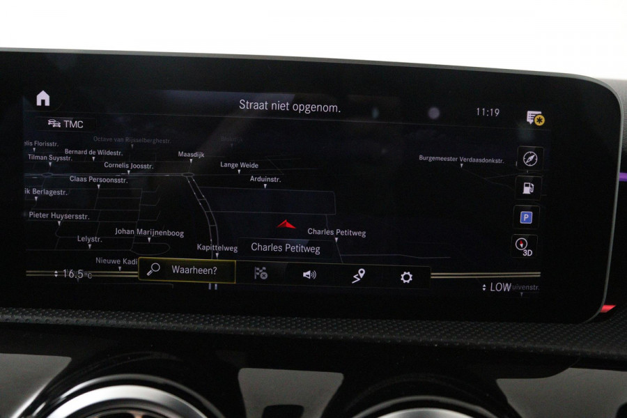 Mercedes-Benz A-Klasse 200 Launch Edition Premium (PARKEERSENSOREN, STOELVERWARMING, SFEERVERLICHTING, NAVIGATIE, CAMERA, NL-AUTO)