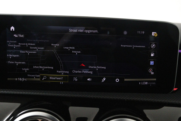 Mercedes-Benz A-Klasse 200 Launch Edition Premium (PARKEERSENSOREN, STOELVERWARMING, SFEERVERLICHTING, NAVIGATIE, CAMERA, NL-AUTO)