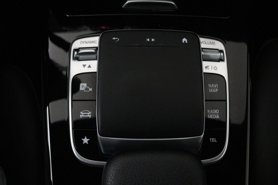 Mercedes-Benz A-Klasse 200 Launch Edition Premium (PARKEERSENSOREN, STOELVERWARMING, SFEERVERLICHTING, NAVIGATIE, CAMERA, NL-AUTO)