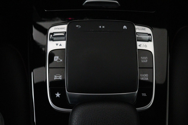 Mercedes-Benz A-Klasse 200 Launch Edition Premium (PARKEERSENSOREN, STOELVERWARMING, SFEERVERLICHTING, NAVIGATIE, CAMERA, NL-AUTO)