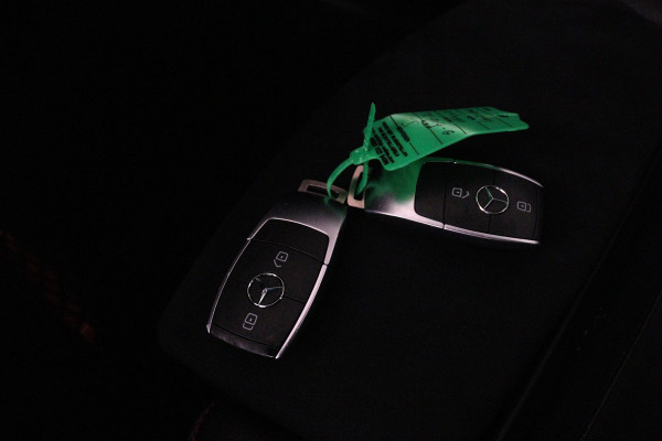 Mercedes-Benz A-Klasse 200 Launch Edition Premium (PARKEERSENSOREN, STOELVERWARMING, SFEERVERLICHTING, NAVIGATIE, CAMERA, NL-AUTO)