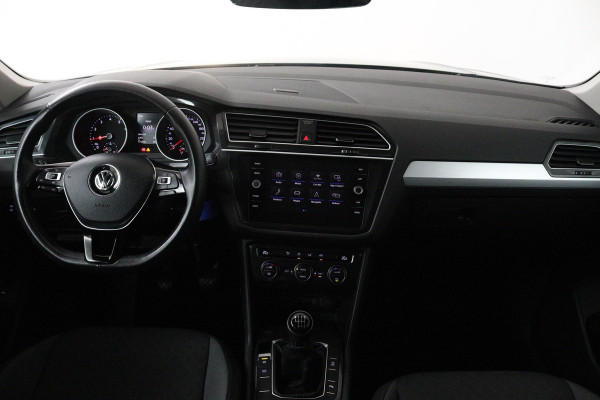 Volkswagen Tiguan 1.5 TSI Comfortline Business (TREKHAAK, PARKEERSENSOREN, NAVIGATIE, CRUISE ADAPTIEF, NL-AUTO, GOED ONDERHOUDEN)