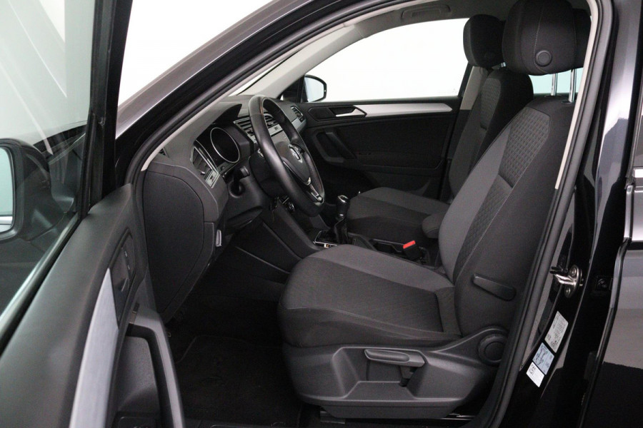 Volkswagen Tiguan 1.5 TSI Comfortline Business (TREKHAAK, PARKEERSENSOREN, NAVIGATIE, CRUISE ADAPTIEF, NL-AUTO, GOED ONDERHOUDEN)
