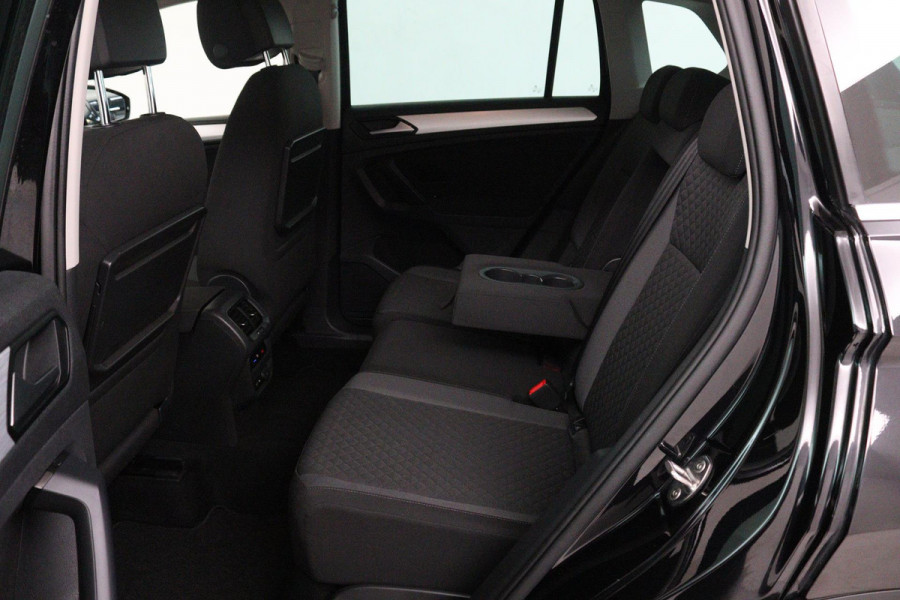Volkswagen Tiguan 1.5 TSI Comfortline Business (TREKHAAK, PARKEERSENSOREN, NAVIGATIE, CRUISE ADAPTIEF, NL-AUTO, GOED ONDERHOUDEN)