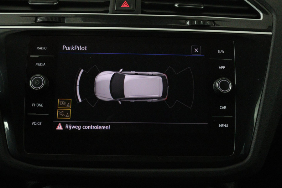 Volkswagen Tiguan 1.5 TSI Comfortline Business (TREKHAAK, PARKEERSENSOREN, NAVIGATIE, CRUISE ADAPTIEF, NL-AUTO, GOED ONDERHOUDEN)