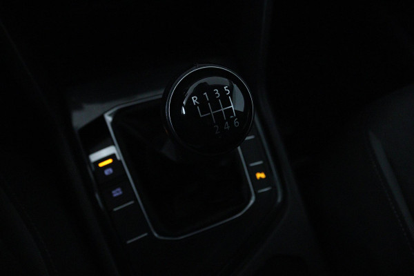 Volkswagen Tiguan 1.5 TSI Comfortline Business (TREKHAAK, PARKEERSENSOREN, NAVIGATIE, CRUISE ADAPTIEF, NL-AUTO, GOED ONDERHOUDEN)