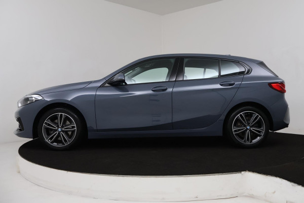 BMW 1-serie 118i Executive Edition Sport Automaat (NAVIGATIE, PARKEERSENSOREN, LED, CARPLAY, SPORTSTOELEN)