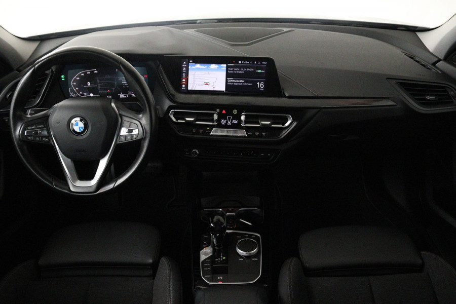 BMW 1-serie 118i Executive Edition Sport Automaat (NAVIGATIE, PARKEERSENSOREN, LED, CARPLAY, SPORTSTOELEN)