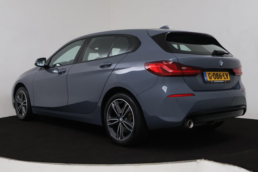 BMW 1-serie 118i Executive Edition Sport Automaat (NAVIGATIE, PARKEERSENSOREN, LED, CARPLAY, SPORTSTOELEN)