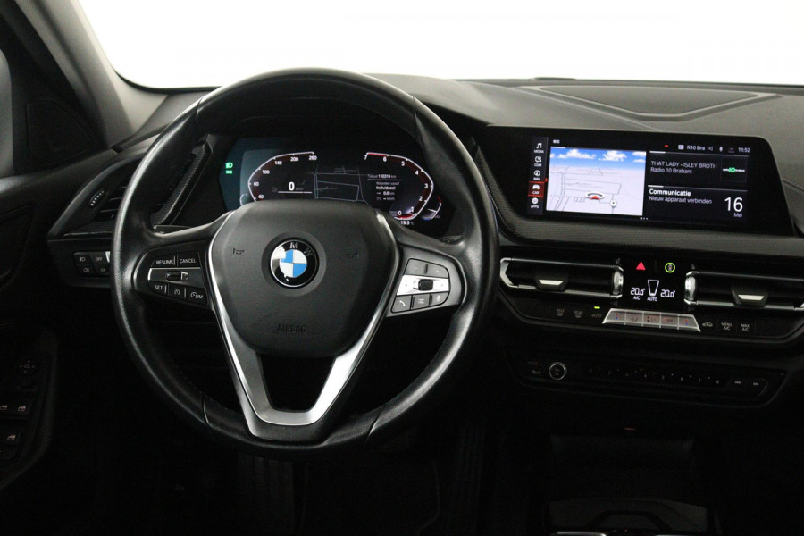 BMW 1-serie 118i Executive Edition Sport Automaat (NAVIGATIE, PARKEERSENSOREN, LED, CARPLAY, SPORTSTOELEN)
