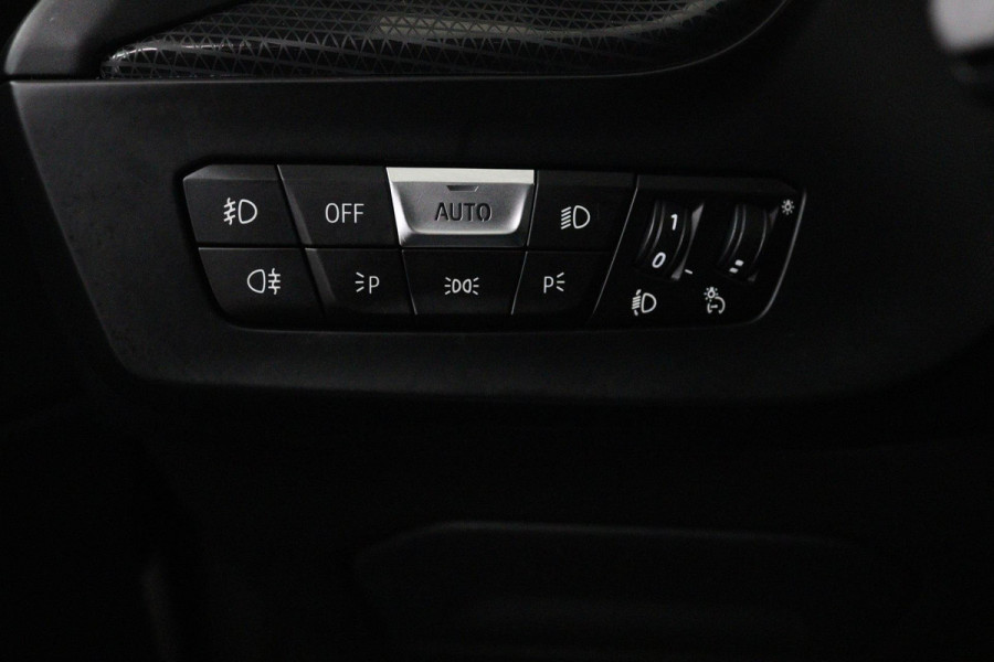 BMW 1-serie 118i Executive Edition Sport Automaat (NAVIGATIE, PARKEERSENSOREN, LED, CARPLAY, SPORTSTOELEN)