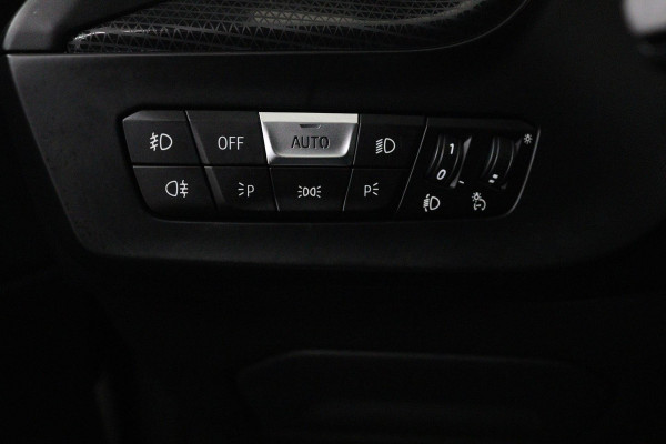 BMW 1-serie 118i Executive Edition Sport Automaat (NAVIGATIE, PARKEERSENSOREN, LED, CARPLAY, SPORTSTOELEN)