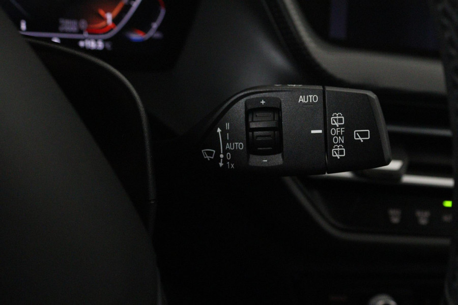 BMW 1-serie 118i Executive Edition Sport Automaat (NAVIGATIE, PARKEERSENSOREN, LED, CARPLAY, SPORTSTOELEN)