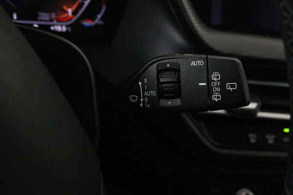 BMW 1-serie 118i Executive Edition Sport Automaat (NAVIGATIE, PARKEERSENSOREN, LED, CARPLAY, SPORTSTOELEN)