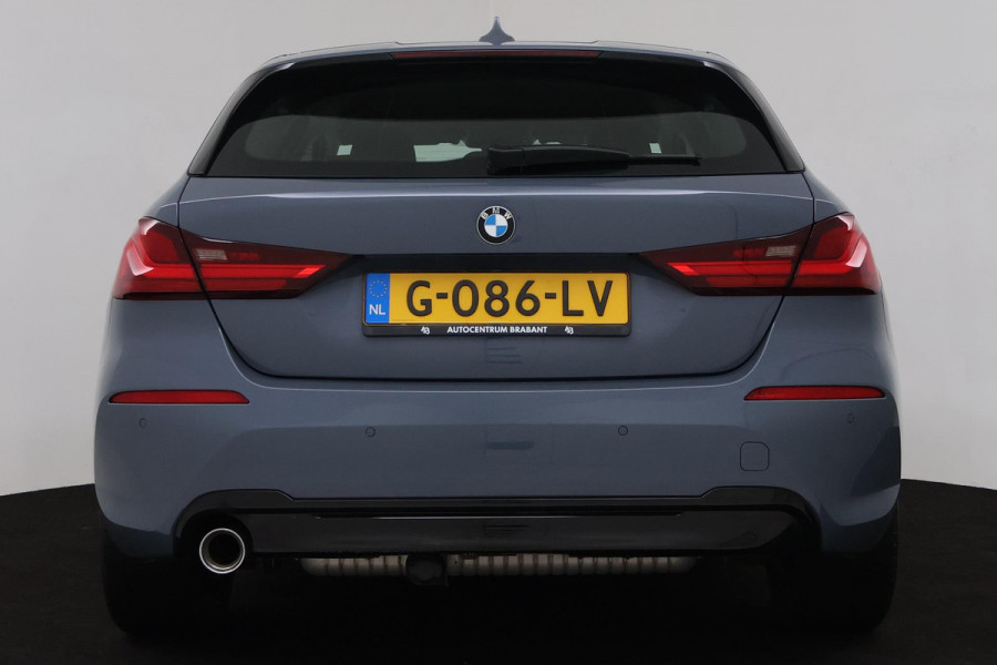 BMW 1-serie 118i Executive Edition Sport Automaat (NAVIGATIE, PARKEERSENSOREN, LED, CARPLAY, SPORTSTOELEN)