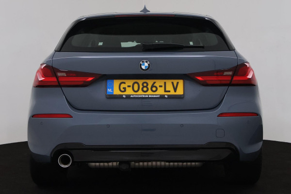 BMW 1-serie 118i Executive Edition Sport Automaat (NAVIGATIE, PARKEERSENSOREN, LED, CARPLAY, SPORTSTOELEN)