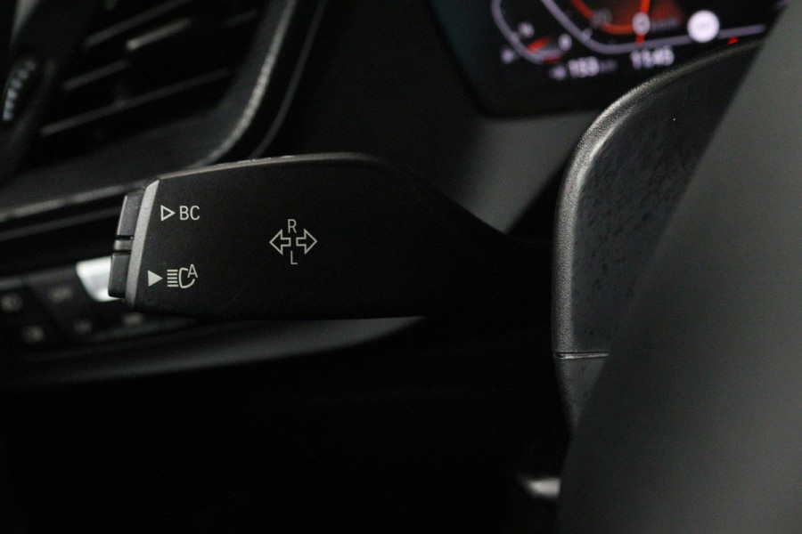 BMW 1-serie 118i Executive Edition Sport Automaat (NAVIGATIE, PARKEERSENSOREN, LED, CARPLAY, SPORTSTOELEN)