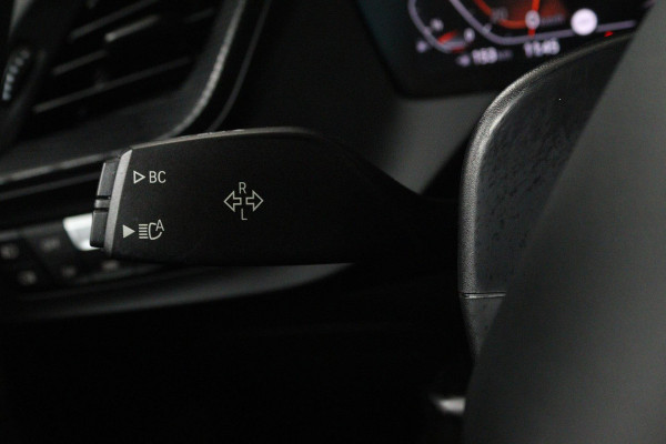 BMW 1-serie 118i Executive Edition Sport Automaat (NAVIGATIE, PARKEERSENSOREN, LED, CARPLAY, SPORTSTOELEN)