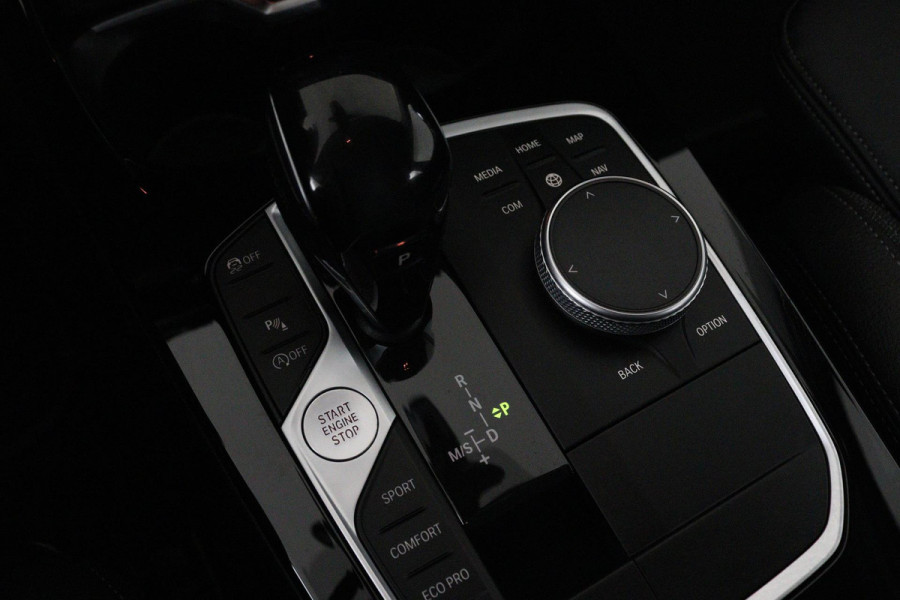 BMW 1-serie 118i Executive Edition Sport Automaat (NAVIGATIE, PARKEERSENSOREN, LED, CARPLAY, SPORTSTOELEN)