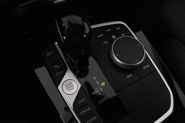 BMW 1-serie 118i Executive Edition Sport Automaat (NAVIGATIE, PARKEERSENSOREN, LED, CARPLAY, SPORTSTOELEN)