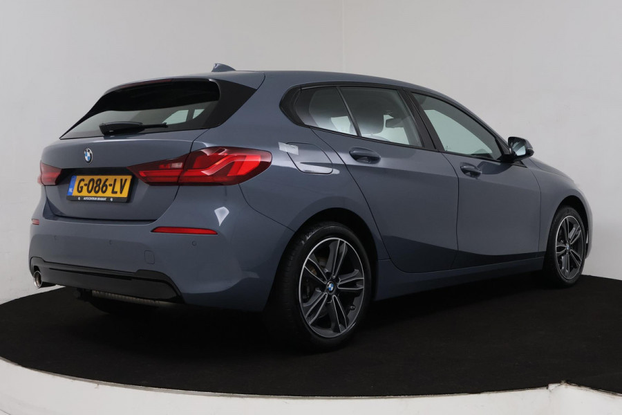 BMW 1-serie 118i Executive Edition Sport Automaat (NAVIGATIE, PARKEERSENSOREN, LED, CARPLAY, SPORTSTOELEN)