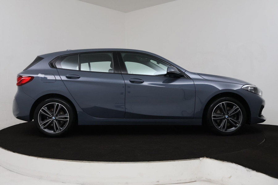 BMW 1-serie 118i Executive Edition Sport Automaat (NAVIGATIE, PARKEERSENSOREN, LED, CARPLAY, SPORTSTOELEN)