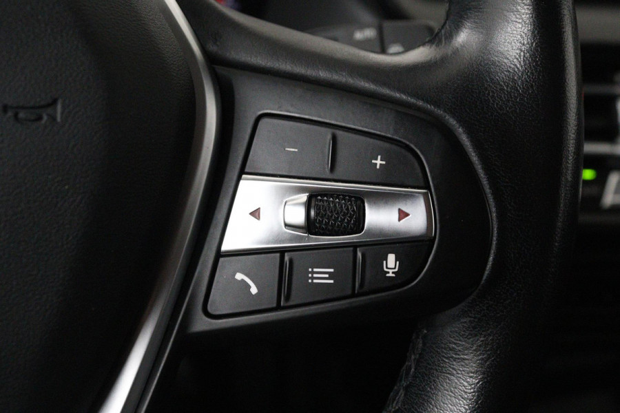 BMW 1-serie 118i Executive Edition Sport Automaat (NAVIGATIE, PARKEERSENSOREN, LED, CARPLAY, SPORTSTOELEN)