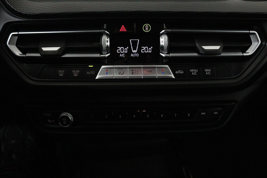 BMW 1-serie 118i Executive Edition Sport Automaat (NAVIGATIE, PARKEERSENSOREN, LED, CARPLAY, SPORTSTOELEN)