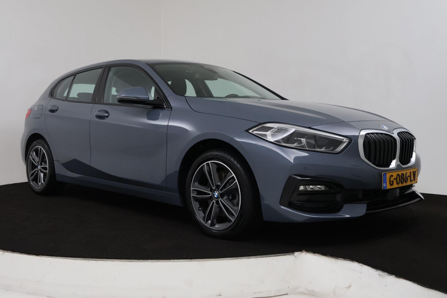 BMW 1-serie 118i Executive Edition Sport Automaat (NAVIGATIE, PARKEERSENSOREN, LED, CARPLAY, SPORTSTOELEN)