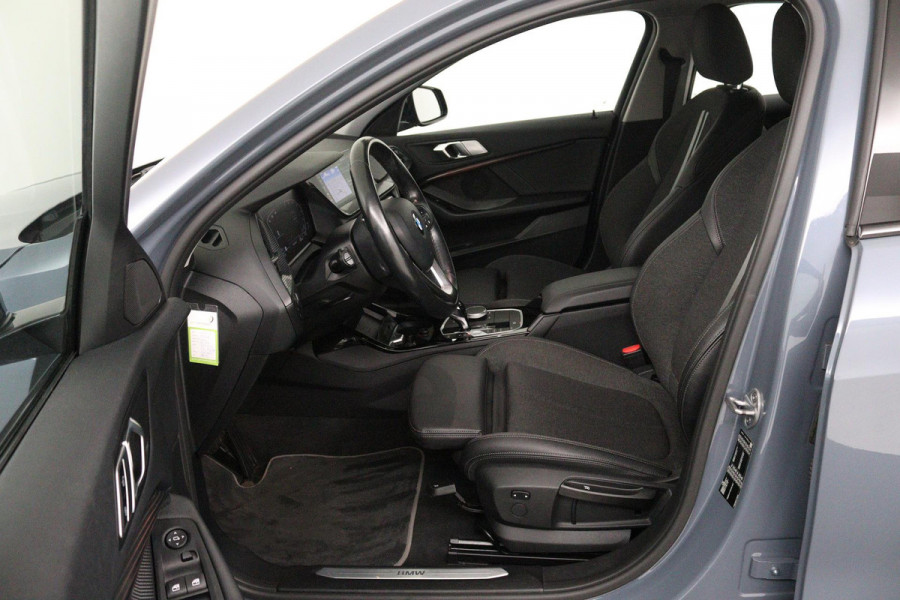 BMW 1-serie 118i Executive Edition Sport Automaat (NAVIGATIE, PARKEERSENSOREN, LED, CARPLAY, SPORTSTOELEN)