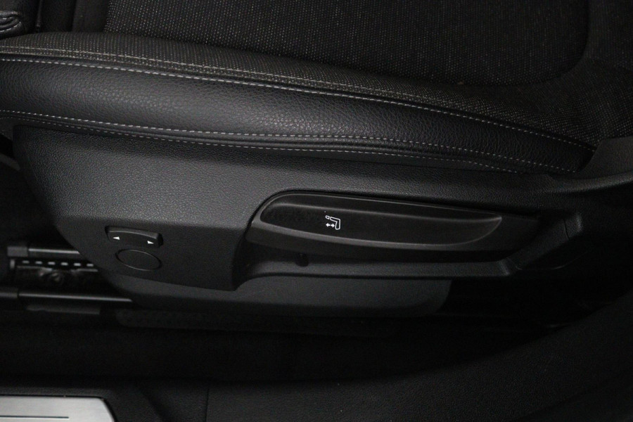 BMW 1-serie 118i Executive Edition Sport Automaat (NAVIGATIE, PARKEERSENSOREN, LED, CARPLAY, SPORTSTOELEN)